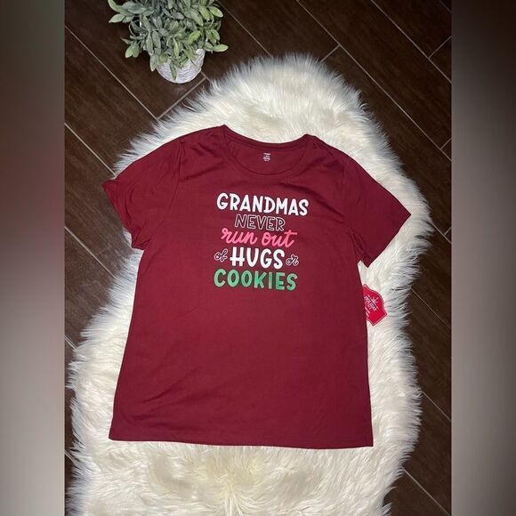 Holiday Time “ Grandmas never run out of hugs or cookies” short sleeved tee sz L - Picture 1 of 2